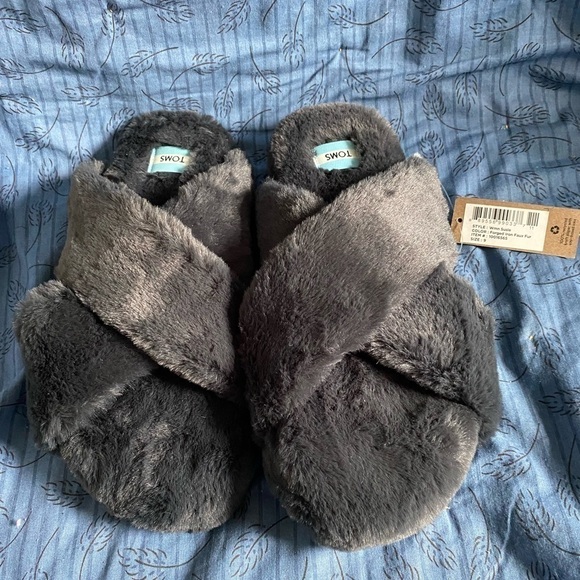 Toms faux fur crossed Susie slipper new with tags size 9 - Picture 1 of 4